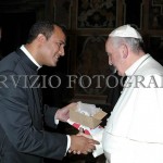 Padre brasileiro entrega camisa do Náutico para o papa Francisco 001