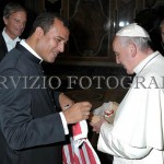 Padre brasileiro entrega camisa do Náutico para o papa Francisco 002