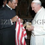Padre brasileiro entrega camisa do Náutico para o papa Francisco 003