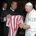 Padre brasileiro entrega camisa do Náutico para o papa Francisco 005