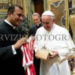 Padre brasileiro entrega camisa do Náutico para o papa Francisco 006