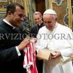 Padre brasileiro entrega camisa do Náutico para o papa Francisco