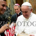 Padre brasileiro entrega camisa do Náutico para o papa Francisco destaque